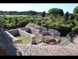 02247 ostia - regio v - insula xi - li laeden am portico degli archi trionfali (v,xi,7-8) - re  monumento repubblicano (v,xi,6) - gesehen vom theater.jpg